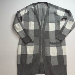 Theo & Spence Gray Plaid Cardigan